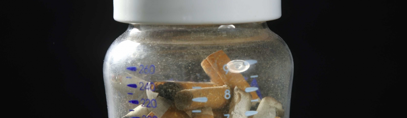 בקבוק לתינוקות ממולא בבדלי סיגריות