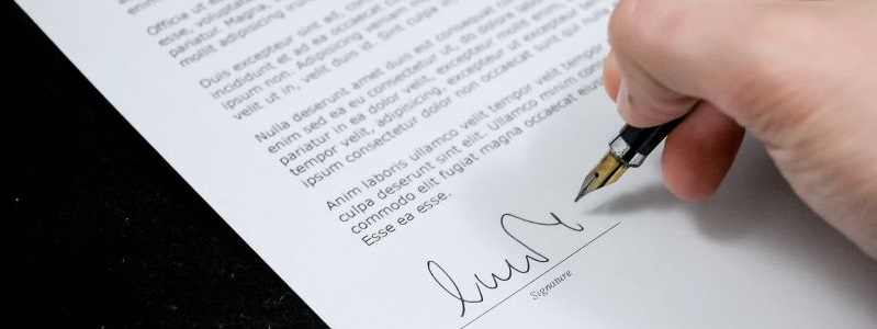 נוירולוג ילדים מומחה כותב חוות דעת רפואית.