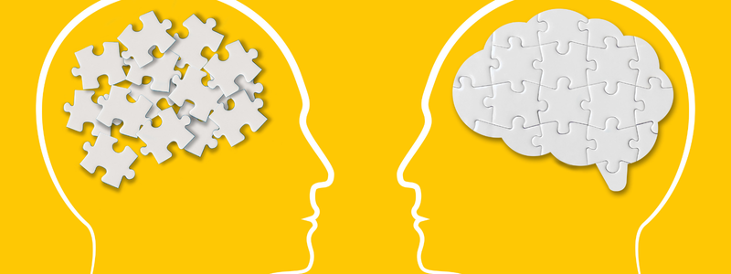 התמונה מציגה שני פרופילים של ראשי אדם בצבע לבן על רקע צהוב