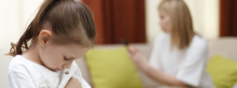 ילדה מצוברחת, וברקע אימה כשאינה מתייחסת אליה