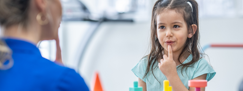 ילדה נמצאת בטיפול קלינאות תקשורת