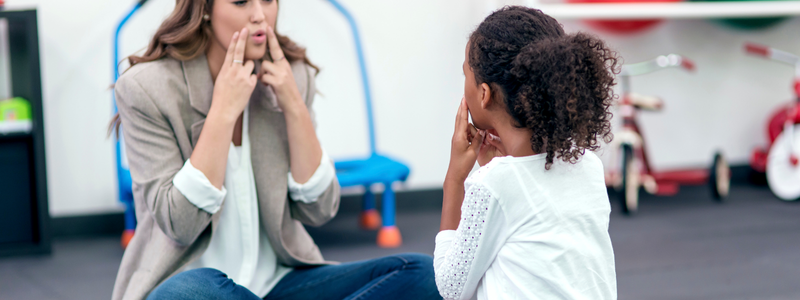 ילדה במהלך טיפול קלינאות תקשורת 