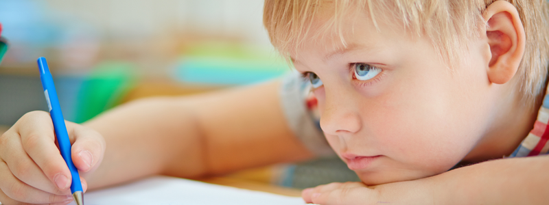 ילד שעון על מחברת וכותב