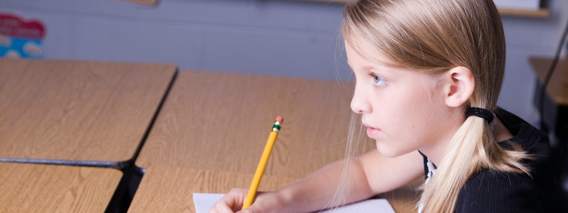 ילדה יושבת במהלך שיעור 