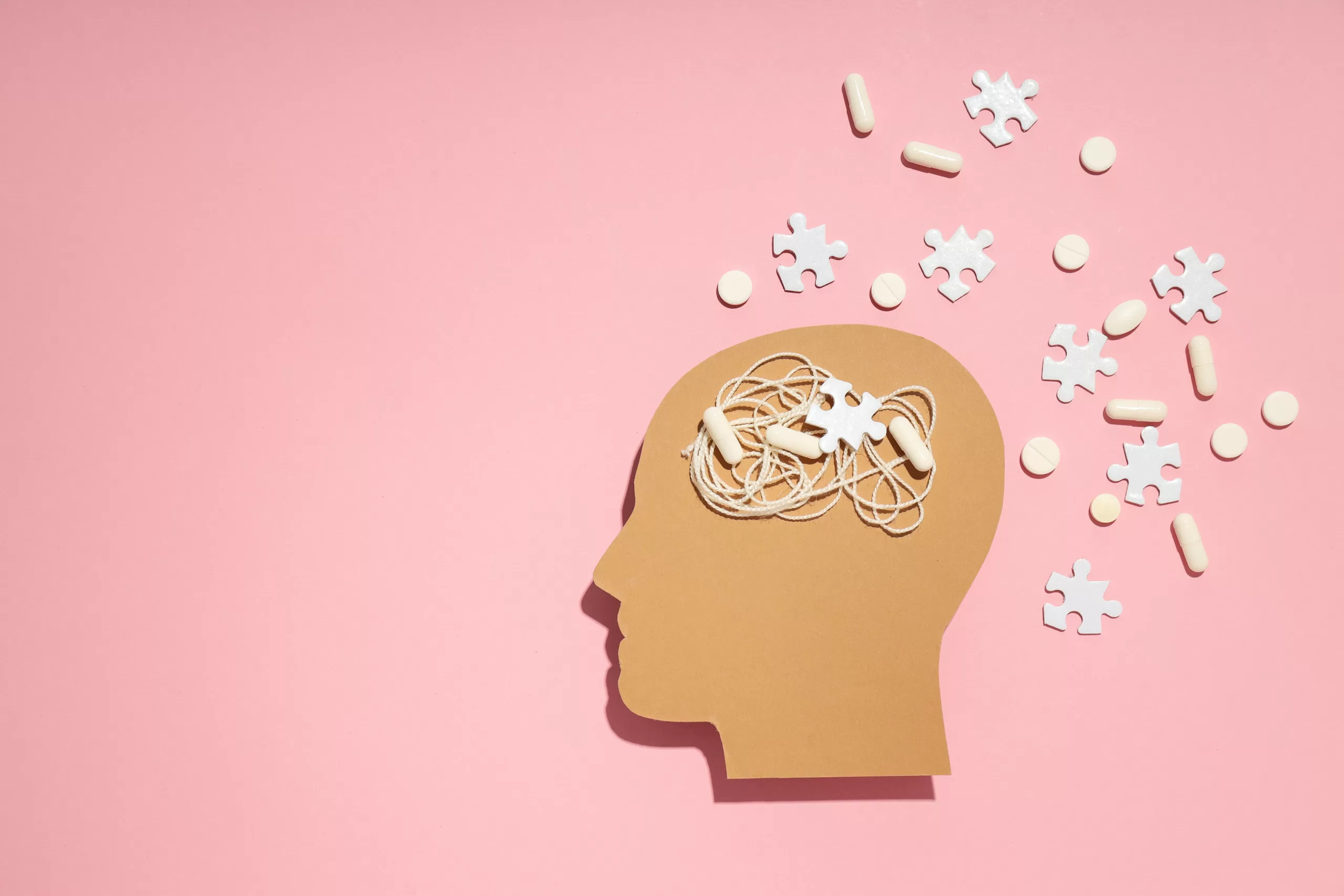 ראש של אדם וכדורים באזור המוח המייצגים מחלות ראש