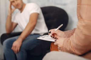 פסיכולוגית ושבת וכותבת כאשר המטופל מדבר מולה