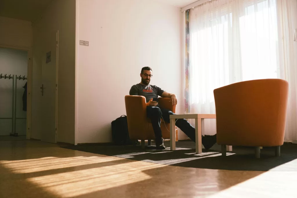 איש ממתין בחדר המתנה